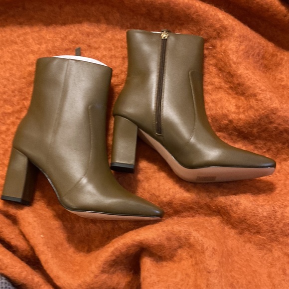 J Crew Brand New Almond-toe ankle boots in leather - Picture 7 of 14
